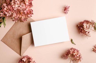 Davetiye ya da tebrik kartı modeli, zarflı ve ortanca çiçekli. Boş kart maketi.