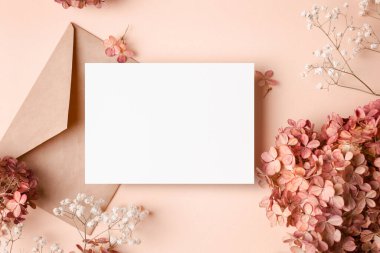 Davetiye ya da tebrik kartı, ortanca ve çıngıraklı çiçek süslemeleri..