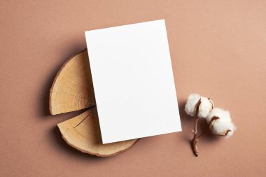 Davetiye ya da tebrik kartı. Ahşap ve pamuklu maket. Çiçek süslemeleri, üst manzara.