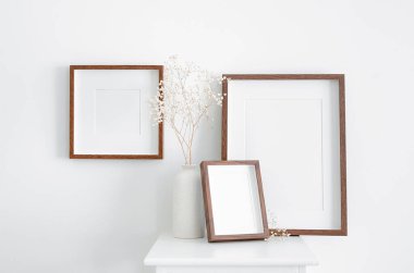 Fotoğraf ya da baskı sunumu için beyaz duvara çerçeveler çizer. Minimalist İskandinav tarzı iç mekan iç mimari modeli.