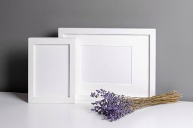Lavanta çiçekleriyle fotoğraf ya da baskı sunumu için çerçeveler oluşturur. Minimalistik stil iç mimari tasarım ile iç mekan.