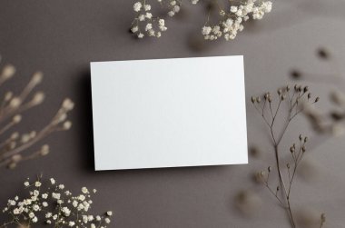 Kuru çiçek dallarıyla davetiye ya da tebrik kartı maketi