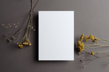 Düğün davetiyesi modeli. Üzerinde kuru çiçek dalları var.