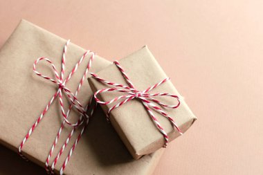 Bej arka planda Noel hediyesi kutuları