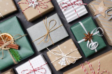 Bir sürü süslü Noel hediyesi.