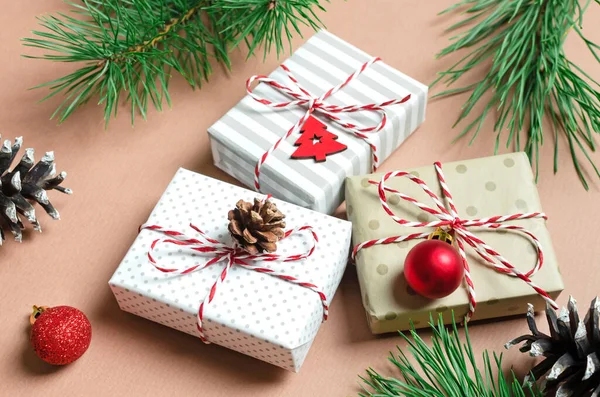 Cajas Regalo Navidad Decoradas Con Ramas Pino Conos — Foto de Stock