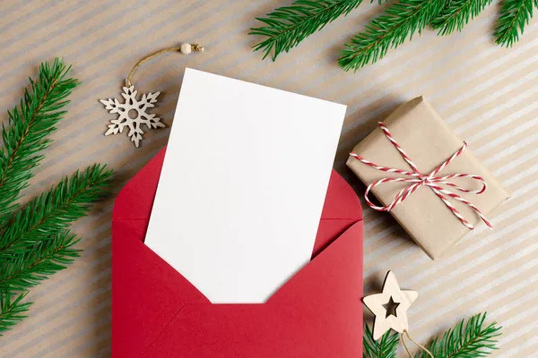 Kerstkaart Mockup Met Rode Envelop Geschenkdoos Houten Decoraties — Stockfoto