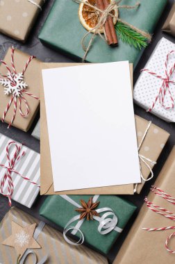 Noel ya da Yeni Yıl tebrik kartı modelleme dairesi süslü hediyelerle dolu.