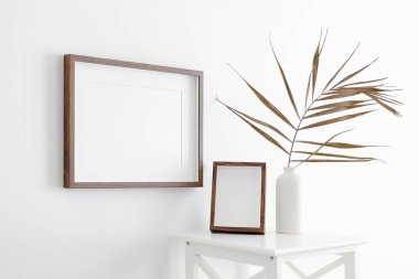 Resim, fotoğraf ya da baskı sunumu için çerçeve ve fotokopi alanı modelleri. Beyaz duvar minimalist iç tasarım.