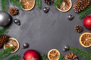 Fotokopi alanı ve koyu grunge arkaplan üzerine şenlik dekorasyonları olan Noel arkaplanı