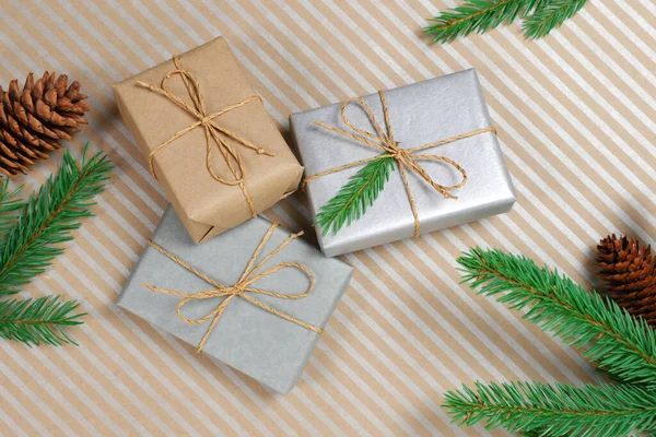 Cajas de regalo de Navidad o Año Nuevo con ramas de abeto con conos — Foto de Stock