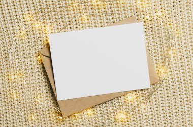 Noel ya da Yeni Yıl tebrik kartı modeliyle örülmüş arka planda çelenk ışıkları, üst görünüm