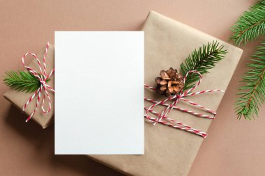 Noel ya da Yeni Yıl tebrik kartı maketi dekore edilmiş hediye kutuları ve konili köknar ağacı dalları