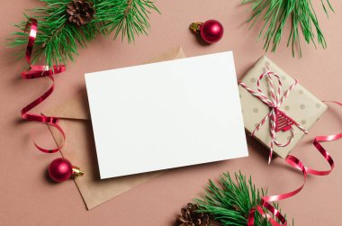 Noel veya Yeni Yıl tebrik kartı maketi hediye kutusu, zarf ve şenlikli dekorasyonlar