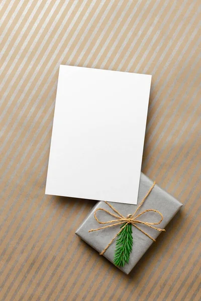 Mockup di auguri di Natale o Capodanno o biglietto d'invito con scatola regalo decorata — Foto Stock
