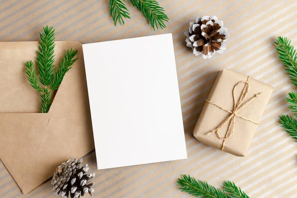 Boże Narodzenie lub Nowy Rok kartka makieta z kopertą, pudełko prezentów i szyszki jodły dekoracje — Zdjęcie stockowe