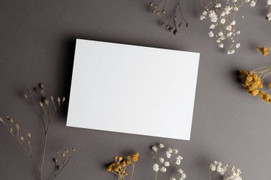 Düğün davetiyesi modeli. Üzerinde kuru çiçek dalları var.