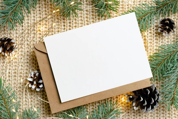 Χριστουγεννιάτικη Πρωτοχρονιά Ευχετήρια Κάρτα Mockup Φάκελο Κλαδιά Ελάτης Κώνους Και — Φωτογραφία Αρχείου