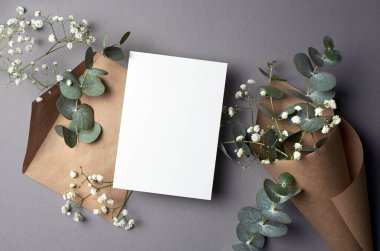 Düğün davetiyesi ya da tebrik kartı maketi zarflı, okaliptüs ve çıngıraklı bitki süslemeleri..