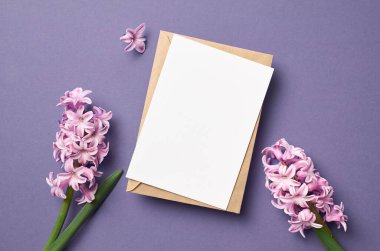 Zarf ve pembe sümbül çiçekleri ile çok Peri renk arkaplanı üzerine tebrik ya da davet kartı modeli