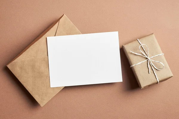 以信封和礼品盒为背景的邀请函或贺卡模型 — 图库照片
