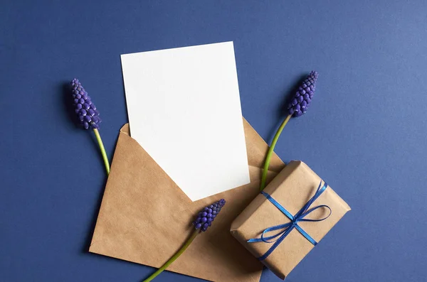Pozvánka Nebo Pozdrav Karty Maketa Dárkovou Krabičkou Obálkou Modrými Muškátovými — Stock fotografie