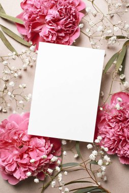 Düğün davetiyesi modeli pembe şakayık, okaliptüs ve çingene çiçekleri, üst manzara, kopyalama alanı