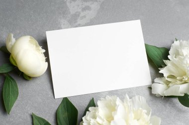 Gri, kopyalama alanı üzerinde beyaz şakayık çiçekleri olan tebrik ya da davet kartı modeli
