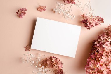 Zarflı, kuru ortancalı ve çingene çiçekli tebrik kartı maketi. Boş davetiye kartı modeli.