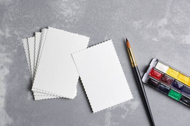 Suluboya çizim, çizim ya da illüstrasyon için boş kağıtlar. Boya fırçası ve suluboya paleti olan beyaz kartlar