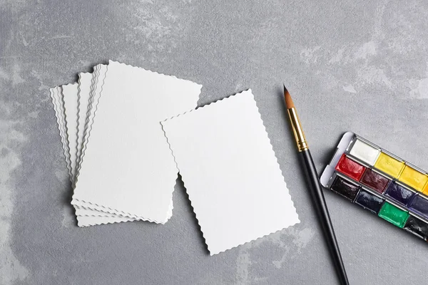 Suluboya çizim, çizim ya da illüstrasyon için boş kağıtlar. Boya fırçası ve suluboya paleti olan beyaz kartlar