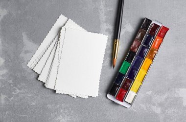 Suluboya resim, çizim ya da illüstrasyon için boş kağıt maketi. Boya fırçası ve suluboya paleti olan beyaz kart