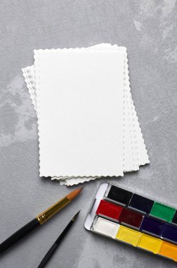 Sanat eserleri, çizimler ve resimler için suluboya kağıt maketi. Renkli palet ve boya fırçalı boş kart