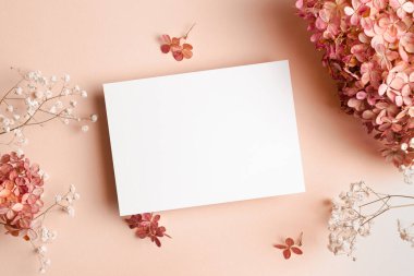 Davetiye ya da tebrik kartı, ortanca ve çıngıraklı çiçek süslemeleri..