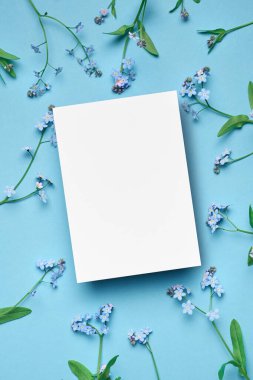 Düğün davetiyesi ya da tebrik kartı modeli. Mavi üzerinde 