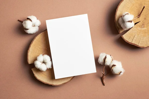 木本和棉花装饰的邀请函或问候语卡片 — 图库照片
