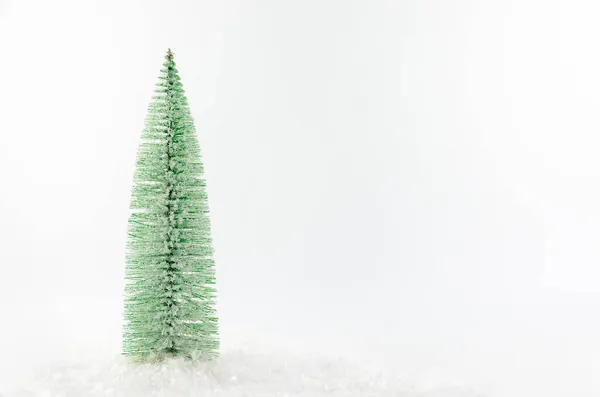 Uma árvore de Natal verde solitária sobre um fundo branco. Espaço para texto. — Fotografia de Stock