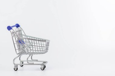 Beyaz arka planda tekerlekli market arabası. Alışveriş, satış..