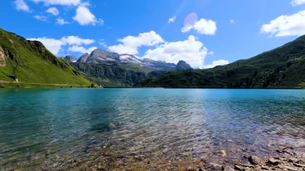 Transparenter Grüner See Berge Boden Und Steine Wasser — Stockvideo