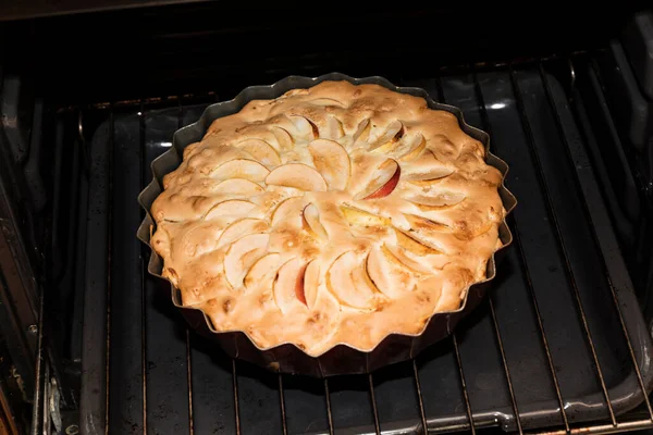 Eine Nahaufnahme Einer Torte Aus Teig Und Äpfeln Ofen Wird — Stockfoto