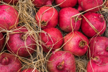 Tezgahta su damlaları olan güzel kırmızı nar meyveleri..