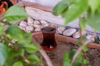 Siyah çaylı bir Türk fincanı yerde..