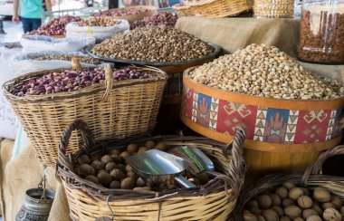 Çarşıda tezgahın üzerinde farklı çeşitte fındık ve büyük sepetler var..