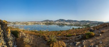 Türkiye 'nin Bodrum ilinin Gumbet ilçesinin körfezinde şafak vakti Panorama.