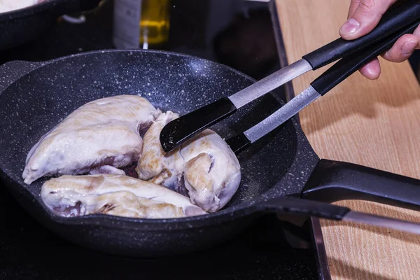 Kocken Förvandlar Kycklingköttfilén Stekpanna Med Tång — Stockfoto