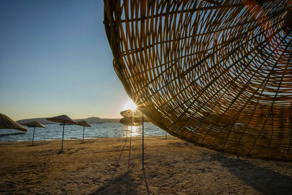 Hermoso Sol Atardecer Brilla Través Paraguas Playa Con Vistas Mar —  Fotos de Stock