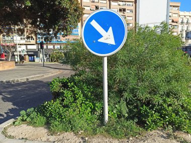 Yol işareti sağa dönün