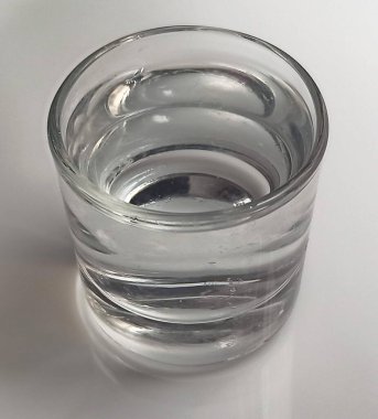 Tabakta bir bardak votka