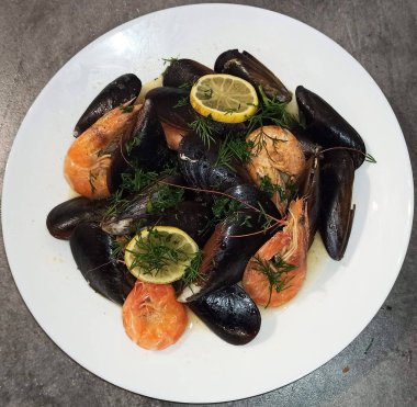 Karides, limon ve sarımsaklı midye.