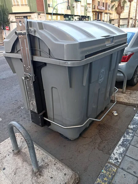 Sokaktaki çöp tenekesi.